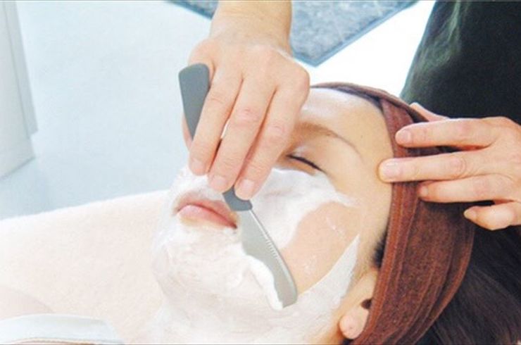 髪をカットする手