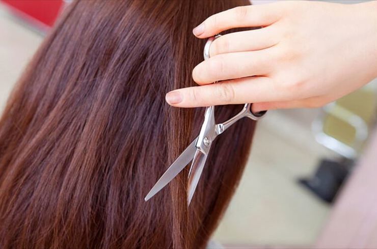 髪をカットする手